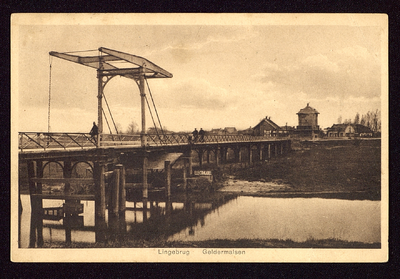 1761 Rond de Lingebrug. (Carabain, kantongerecht, loswal) Lingebrug Gezien vanaf Kostverlorenkade