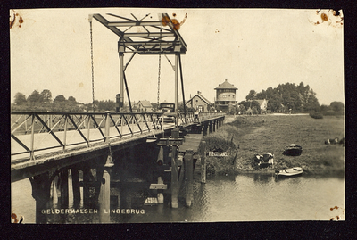 1765 Rond de Lingebrug. (Carabain, kantongerecht, loswal) Lingebrug met brugwachtershuis en het ronde huis De Molenhof' ...