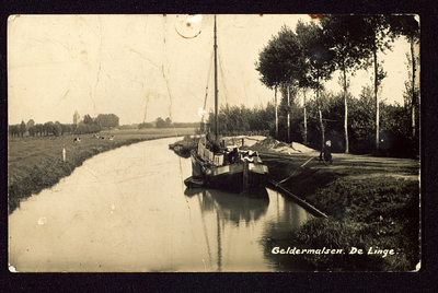 1793 Rond de Lingebrug. (Carabain, kantongerecht, loswal) Schip in de Linge aan de (latere) Kostverlorenkade. Links de ...