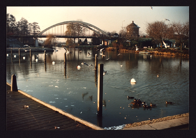 1984 Rond de Lingebrug (loswal, Achter 't Veer, jachthaven, Kostverlorenkade, Kniphoek) De passantenhaven met de Linge. ...