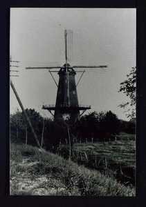 2691 Korenmolen de Prins Foto genomen vanaf Rijksstraatweg. Molen is afgebroken eind 1928