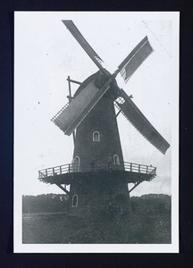 2698 Korenmolen de Prins . Afgebroken eind 1928 Links: molenaar G.Slob, Rechts: molenaarsknecht C.D.van Mourik