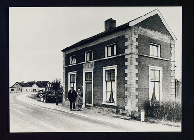 2813 Tolhuis De Tol met echtpaar v.d. Linden