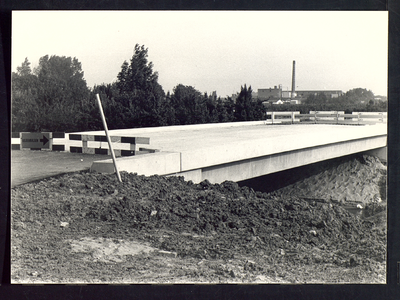 2907 Buren - Nieuwe brug Korne Aanleg nieuwe brug over de Korne aan westzijde stad.Op de achtergrond Melkfabriek 'De ...
