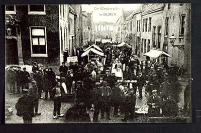 2910 Buren - Weekmarkt Na 1906 kreeg Buren een weekmarkt, die echter geen lang leven beschoren was. Links het stadhuis ...