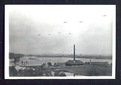 2963 Deil - WOII - Voedseldropping Voedseldropping boven Nederland in het vroege voorjaar van 1945. B-17 vliegende ...