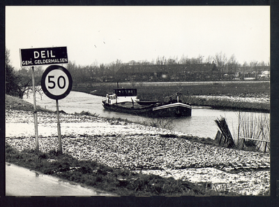 2965 Deil - Dijk oostzijde Linge met loodsen