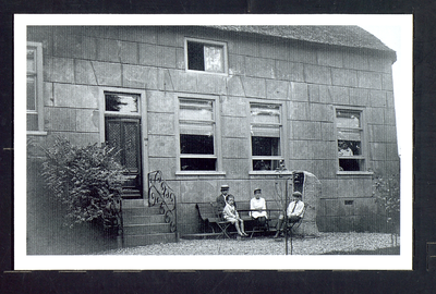 2981 Deil - Huis Luchtenburg Voorhuis. Op de bank: W.M.Kolff met een paar kinderen Sprenger