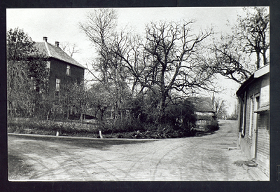 2993 Deil - Pastoriestoep/Willem Alexanderstraat (voorheen Achterstraat) Het grote pand links is de oude pastorie die ...