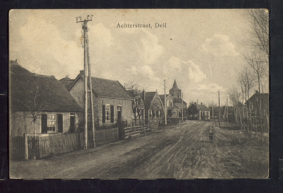 2998 Deil - Achterstraat Afbeelding na 1921, omdat in dat jaar electriciteitspalen zijn geplaatst. Beschrijving van ...
