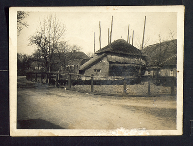 3001 Deil - De Zoetenhoek Rechts de boerderij met twee hooibergen van de familie Philipsen. Op de achtergrond boerderij ...