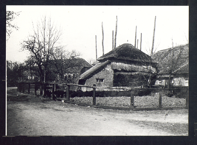 3002 Deil - De Zoetenhoek Rechts de boerderij met twee hooibergen van de familie Philipsen. Op de achtergrond boerderij ...