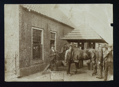 3047 Beesd - Hoefstal Aan de Voorstraat bij smederij Bergman, later Van Bommel.