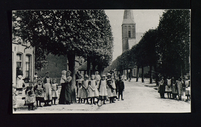 3061 Beesd - Voorstraat Groepsfoto met RK Kerk en hoefstal