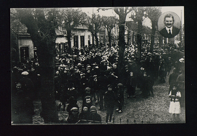 3076 Beesd - Voorstraat Grote drukte ter gelegenheid van de uitvaart van burgemeester Jan Willem Hondelink ( geb. ...