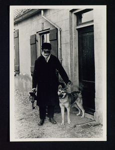 3122 Acquoy - Piet van der Meijden Hij was de 'klepperman' (nachtwaker) in Acquoy. Hij woonde aan de Huigenstraat in ...