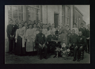3124 Acquoy - Openbaar Lagere School Zilveren jubileum van hoofdonderwijzer J.H.Geijs. in 1907. Groepsfoto voor de ...