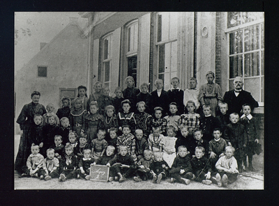 3125 Acquoy - Openbaar Lagere School Lingedijk. Rechts, de heer J.H. Geijs, hoofd der school.