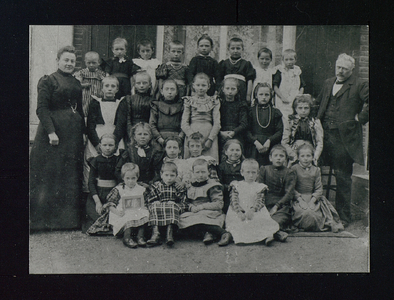 3128 Acquoy - Openbaar Lagere School. Lingedijk. Rechts , de heer J.H. Geijs, hoofd der school