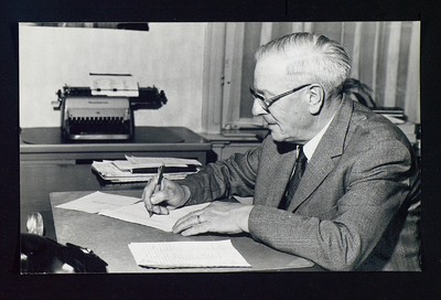 3143 Dhr. J.A.Wildemans Dhr Wildemans in zijn kantoor aan de Dorpsstraat