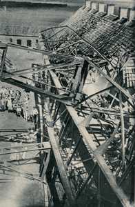 98 Verwoesting laadbrug van de steenfabriek door een windhoos (cycloon)
