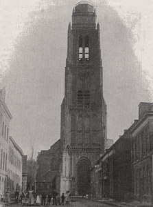 149 Sint Maartenskerk en toren (foto van voor de restauratie begonnen in 1907)
