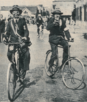 179 Oefening Luchtbeschermingsdienst, oefening op de fiets met gasmasker