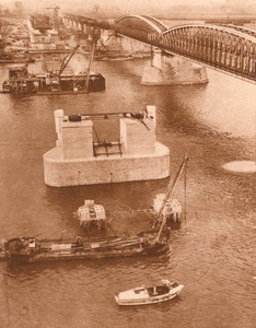 191 Bouw pijlers verkeersbrug