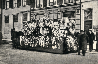 192 Begrafenis H.L. Philips, koets met bloemen voor woonhuis