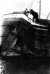 307 Het beschadigde schip Rival dat bij een aanvaring op de Waal nabij Zaltbommel gezonken was