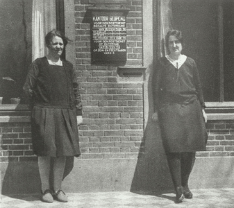 328 Mevrouw Jacobs en mevrouw Van de Wetering voor het postkantoor. Beiden waren hier werkzaam en bleven tijdens de ...