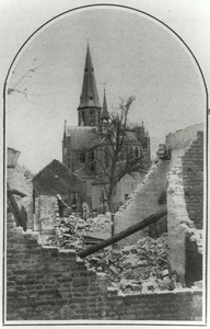 329 De onbeschadigde katholieke kerk tussen de verwoeste huizen