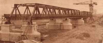 352 Bouw verkeersbrug, gemonteerde burgdelen boven de uiterwaarden aan de Waardenburgse zijde