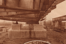 357 Bouw verkeersbrug, pijlers met brugdeel boven uiterwaard