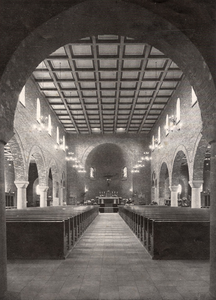418 Interieur katholieke kerk, middenschip richting koor met altaar