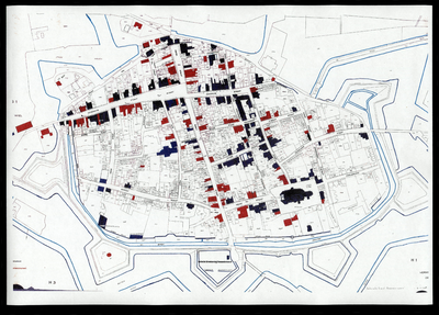 152 Kaart met daarin handmatig ingekleurd in zwart/donkerblauw de rijksmonumenten en in rood de gemeentelijke ...