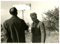 127 Onthulling straatnamenbord Dr. E. Epkemastraat te Zaltbommel door directeur van de HBS D.J. Smeenk