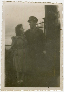 35 Alex Hes en zijn zuster Edith Hes bij het peilhuisje aan de Waalkade te Zaltbommel