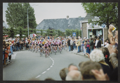 4-2343 Doorkomst Tour de France door dorpskern Ammerzoden op kruising Voorstraat-Kerkstraat-Mr Lagrostraat-Haarstraat