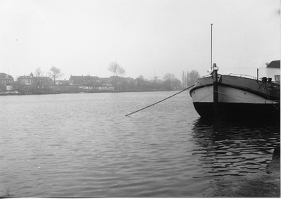 2-15043 De Maas met zicht op Veen