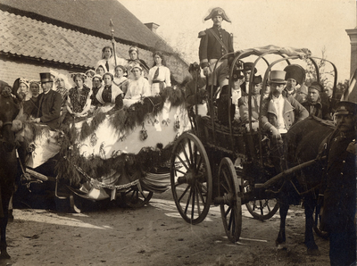 4-1004 Een groot aantal mensen op twee praalwagens. Op de linkerwagen zijn te herkennen: Dina Goesten (v.d. Schoot) ...