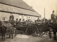 4-1005 Een aantal leden van het gemeentebestuur maken een rijtoer in enkele koetsen tijdens de viering van het ...