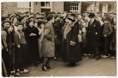 4-588 Onverwacht bezoek van koningin Wilhelmina bij dreigende watersnood.