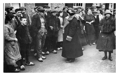 4-589 Onverwacht bezoek van koningin Wilhelmina bij dreigende watersnood. 1. Onbekend, 2. Hendrik van Berkel Mtz., 3. ...