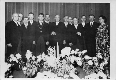 4-591 De gemeenteraad. 1. Joh. Van Doornmalen Hubz., 2. Secretaris A. van Elk, 3, H. van Berkel, 4. W. v.d. Schans, 5. ...