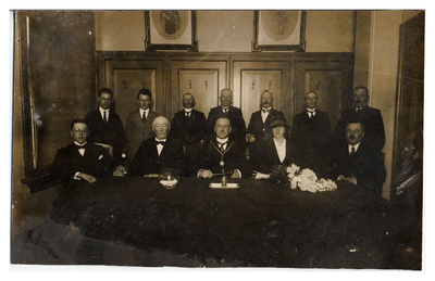 4-592 Afscheidsvergadering burgemeester W. de Leeuw. Achterste rij vlnr: 1. Ambtenaar A.H.M. van Elk, 2. Ambtenaar ...