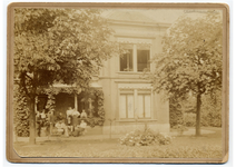 4-604 Een aantal personen op de veranda van het huis Bestenhof. Onder andere logés en Stance en Guus Uitenhage de Mist.