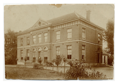 4-618 Huis Naamrijk met een persoon staande in de deuropening, het huis is gebouwd in 1857.