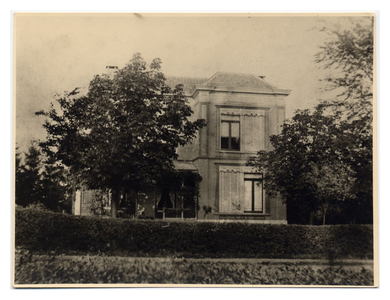 4-626 Villa Bestenhof, gelegen aan de Haarstraat, woonhuis tevens kantoor van notaris A. Hoeflake.