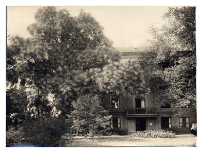4-628 Huize Molenwerf niet goed zichtbaar door de vele bomen die het huis omringen.